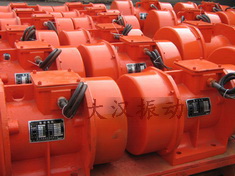 YZS振動(dòng)電機(jī)：加裝防護(hù)外殼，密封性強(qiáng)不易損壞。