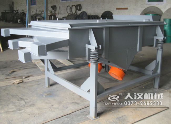  525型直線振動(dòng)篩采用碳鋼材質(zhì)，有四個(gè)出料口可同時(shí)篩出5種不同的物料等級(jí)。
