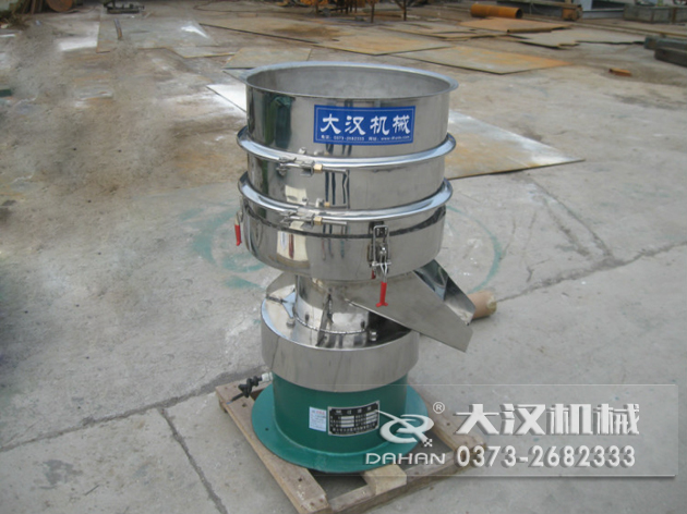 涂料過(guò)濾振動(dòng)篩：利用振動(dòng)電機(jī)的振動(dòng)力帶動(dòng)物料在篩網(wǎng)上進(jìn)行篩分，從而利用篩網(wǎng)孔徑的大小不同，完成涂料的分級(jí)，除雜等篩分目的。