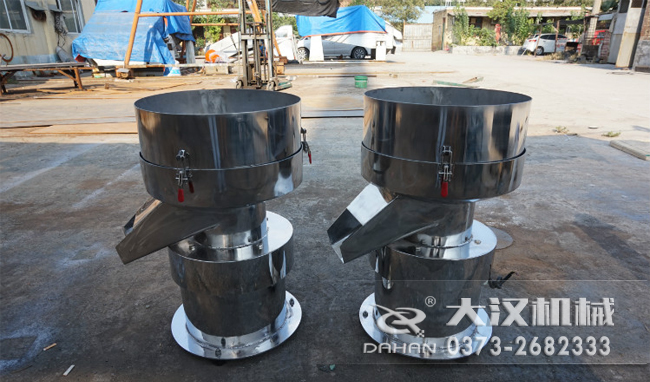 不銹鋼涂料振動(dòng)篩是一種比較受用戶歡迎的產(chǎn)品之一，主要優(yōu)勢(shì)耐酸堿，不生銹，使用壽命長(zhǎng)。