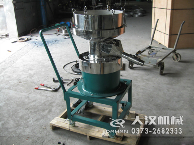 特殊制作的涂料振動(dòng)篩-加裝小推車裝置，方便設(shè)備的移動(dòng)。