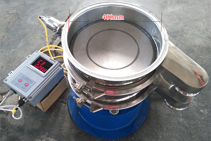 小型振動篩采用彈跳球為清網(wǎng)裝置，清網(wǎng)效果好。