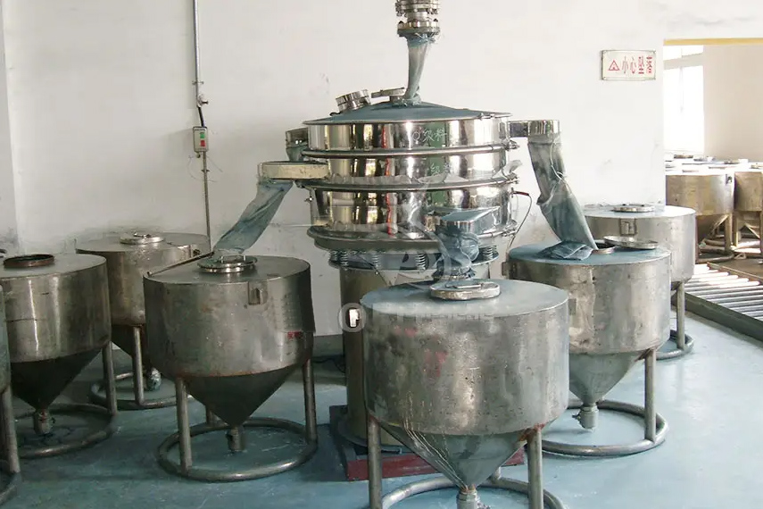 振蕩篩主要特點(diǎn)：換網(wǎng)容易，全封閉模式粉末不飛揚(yáng)，可連續(xù)作業(yè)