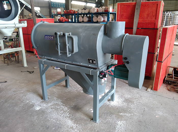 氣流篩采用碳鋼材質(zhì)的外殼，臥式的篩網(wǎng)利用風(fēng)力與物料的離心力對物料進(jìn)行篩分。產(chǎn)量高，效果好。