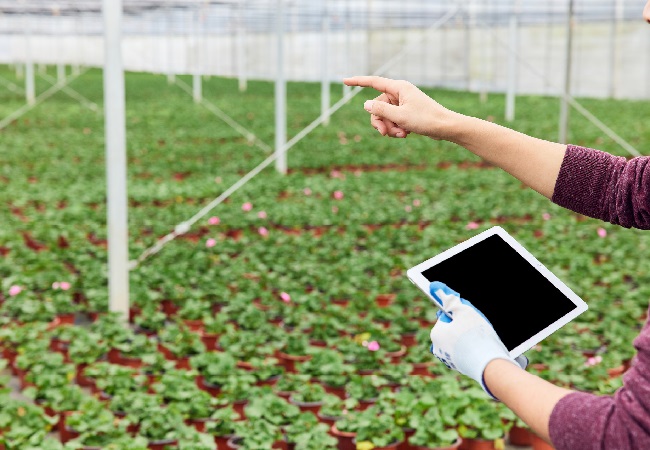 攝圖網_507705132_banner_農民查看平板電腦特寫（企業商用） - 副本.jpg