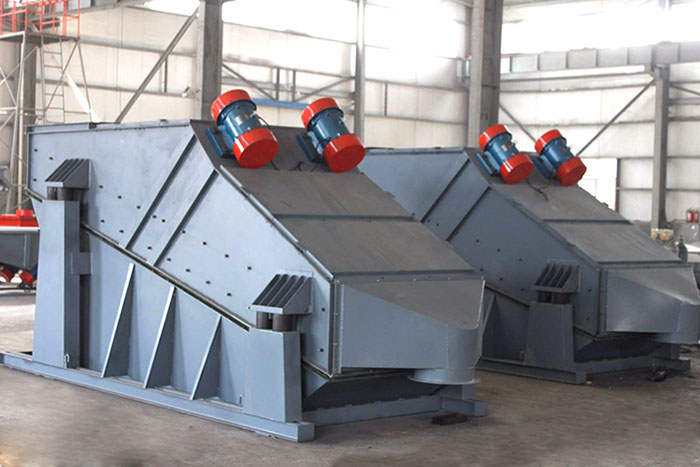 ZSG礦用振動篩采用雙電機(jī)振動，電機(jī)位置安裝在頂部，便于更好的傳遞振動力。